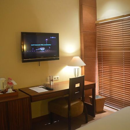 Hotel Mutiara Malioboro Джокьякарта Экстерьер фото