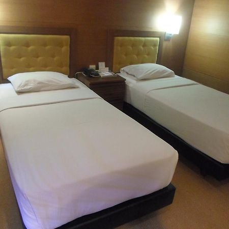 Hotel Mutiara Malioboro Джокьякарта Экстерьер фото