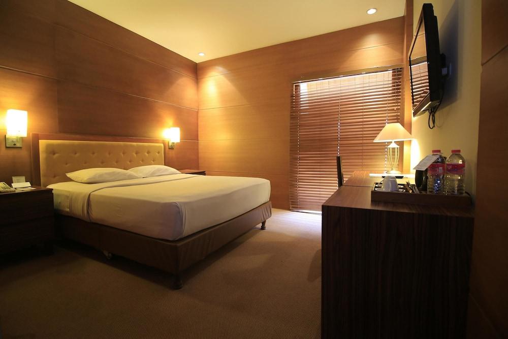 Hotel Mutiara Malioboro Джокьякарта Экстерьер фото