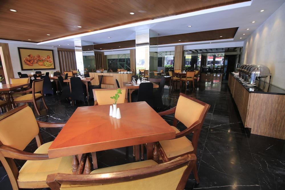 Hotel Mutiara Malioboro Джокьякарта Экстерьер фото