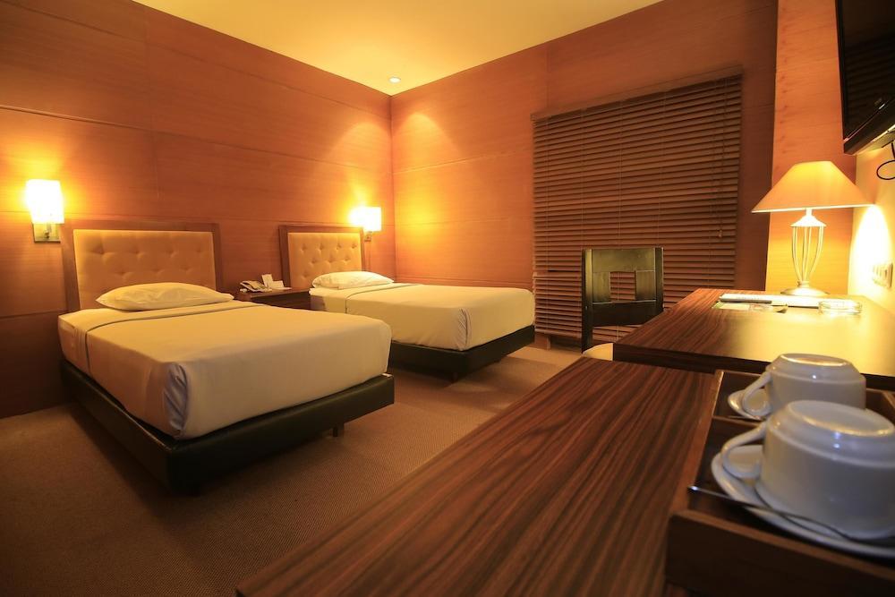 Hotel Mutiara Malioboro Джокьякарта Экстерьер фото