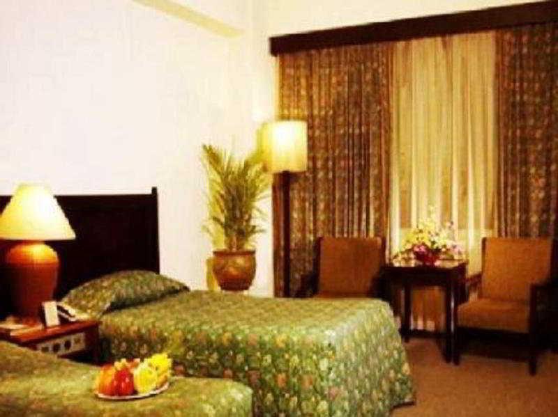 Hotel Mutiara Malioboro Джокьякарта Экстерьер фото