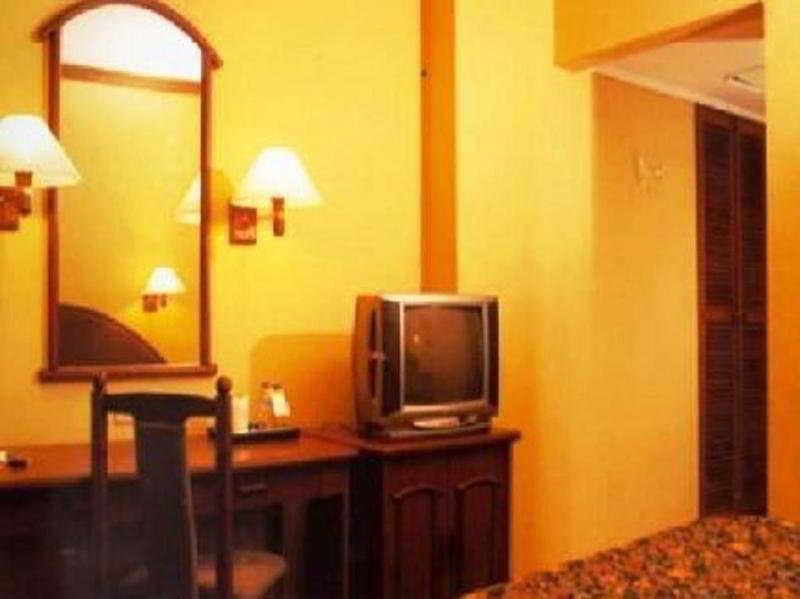 Hotel Mutiara Malioboro Джокьякарта Экстерьер фото