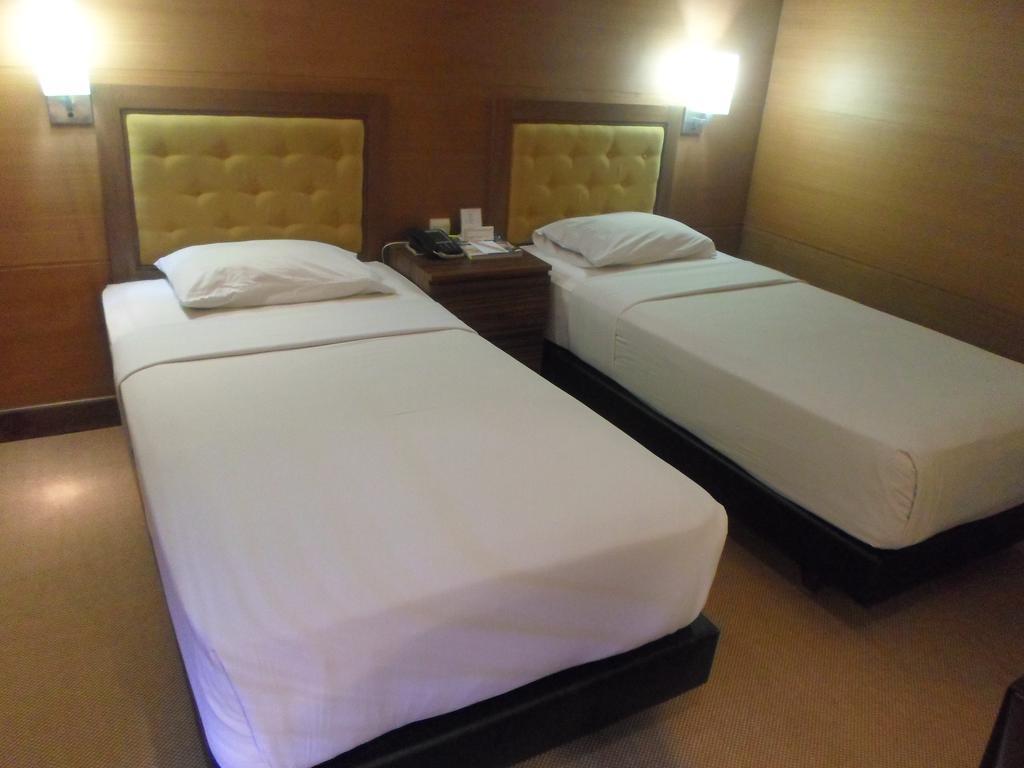 Hotel Mutiara Malioboro Джокьякарта Экстерьер фото
