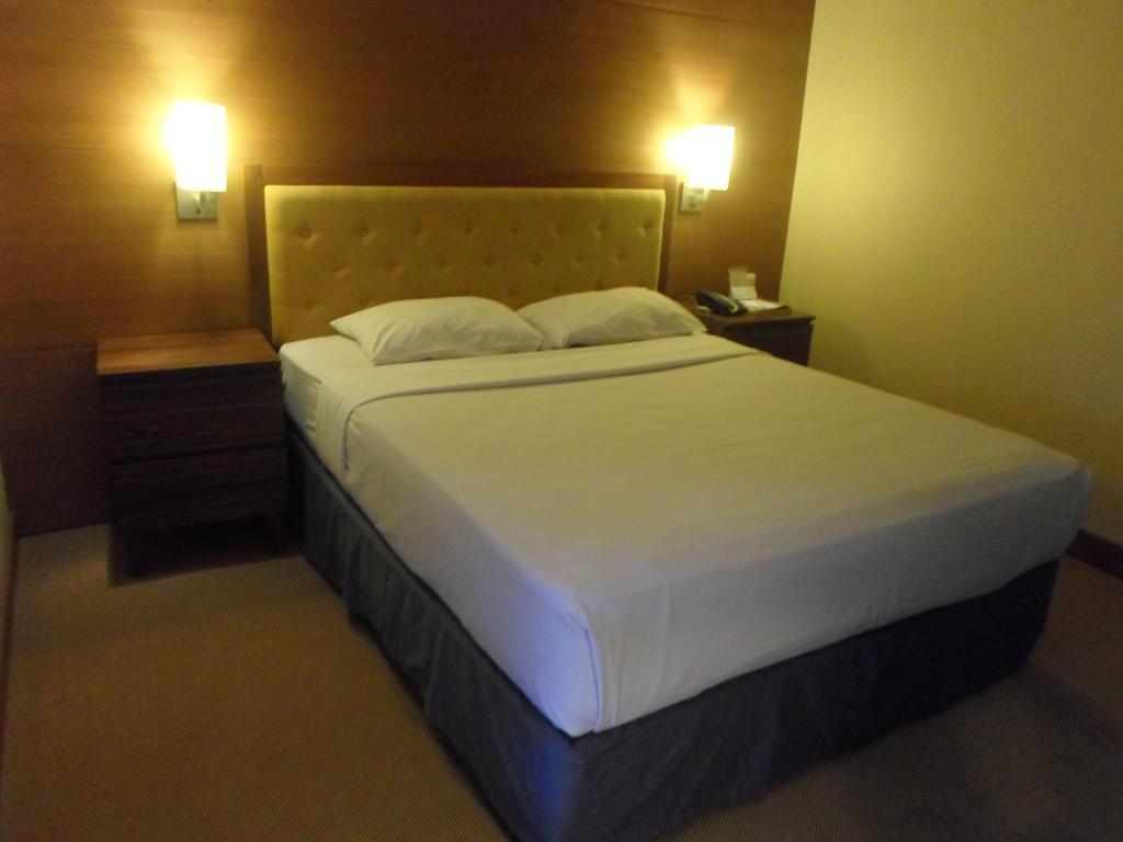 Hotel Mutiara Malioboro Джокьякарта Экстерьер фото