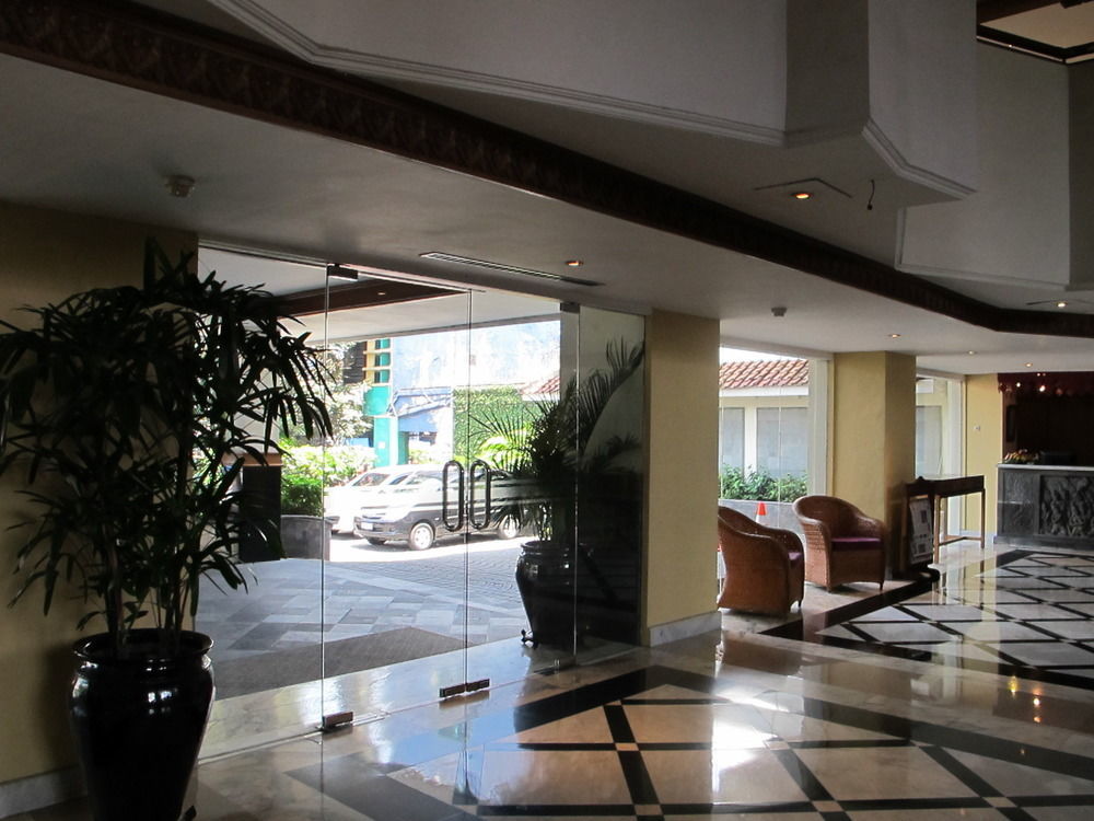Hotel Mutiara Malioboro Джокьякарта Экстерьер фото