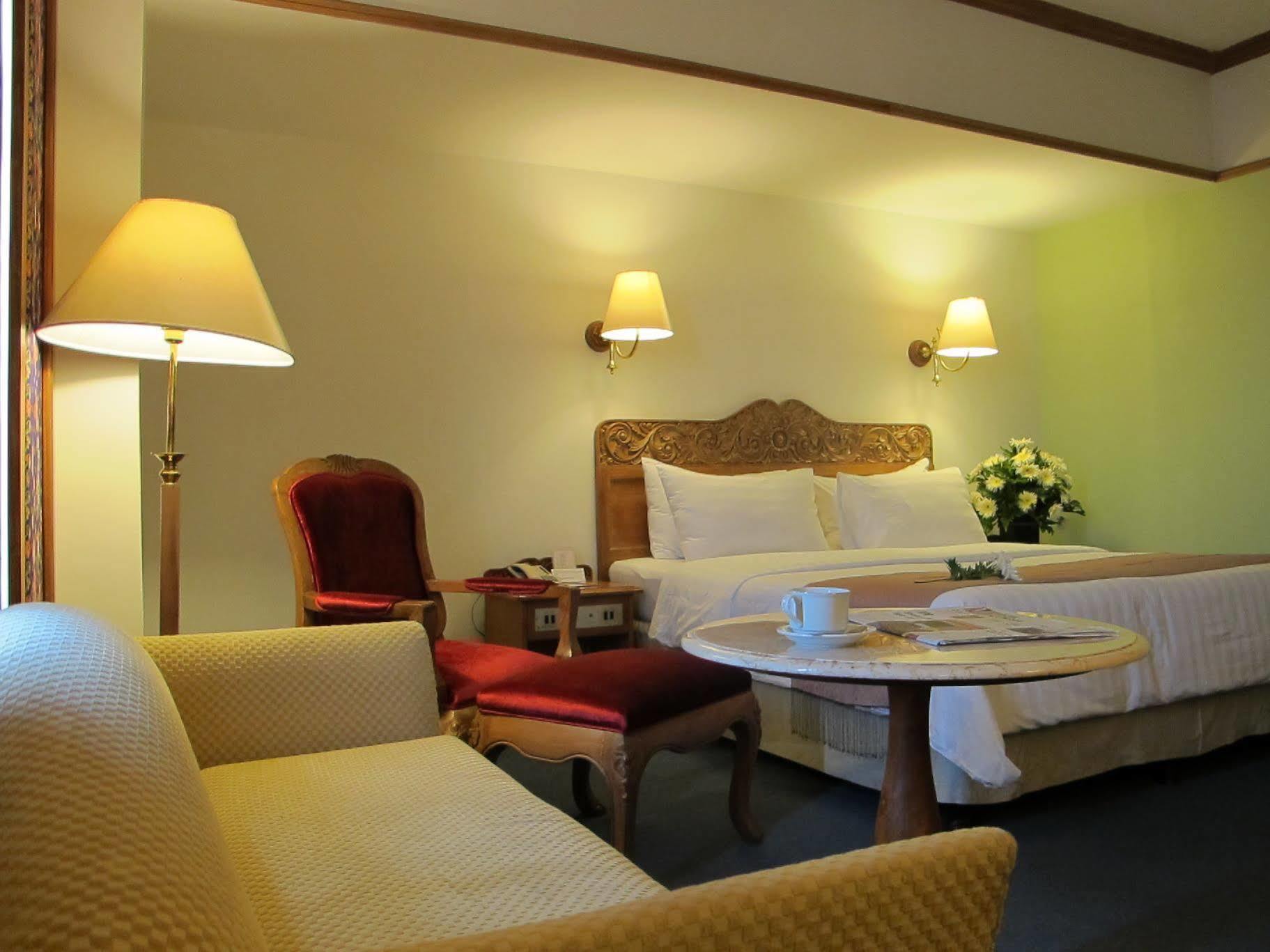 Hotel Mutiara Malioboro Джокьякарта Экстерьер фото