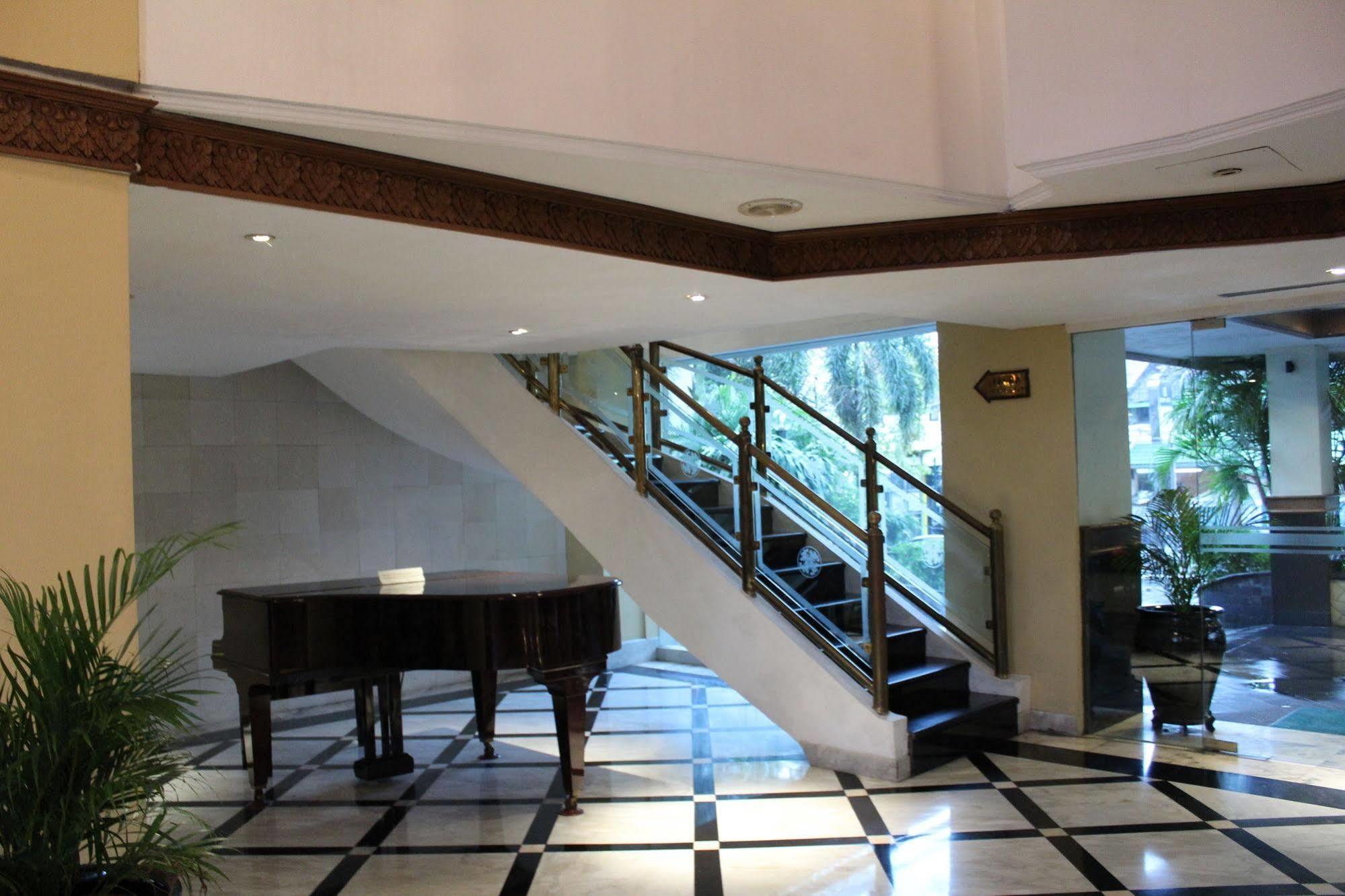 Hotel Mutiara Malioboro Джокьякарта Экстерьер фото