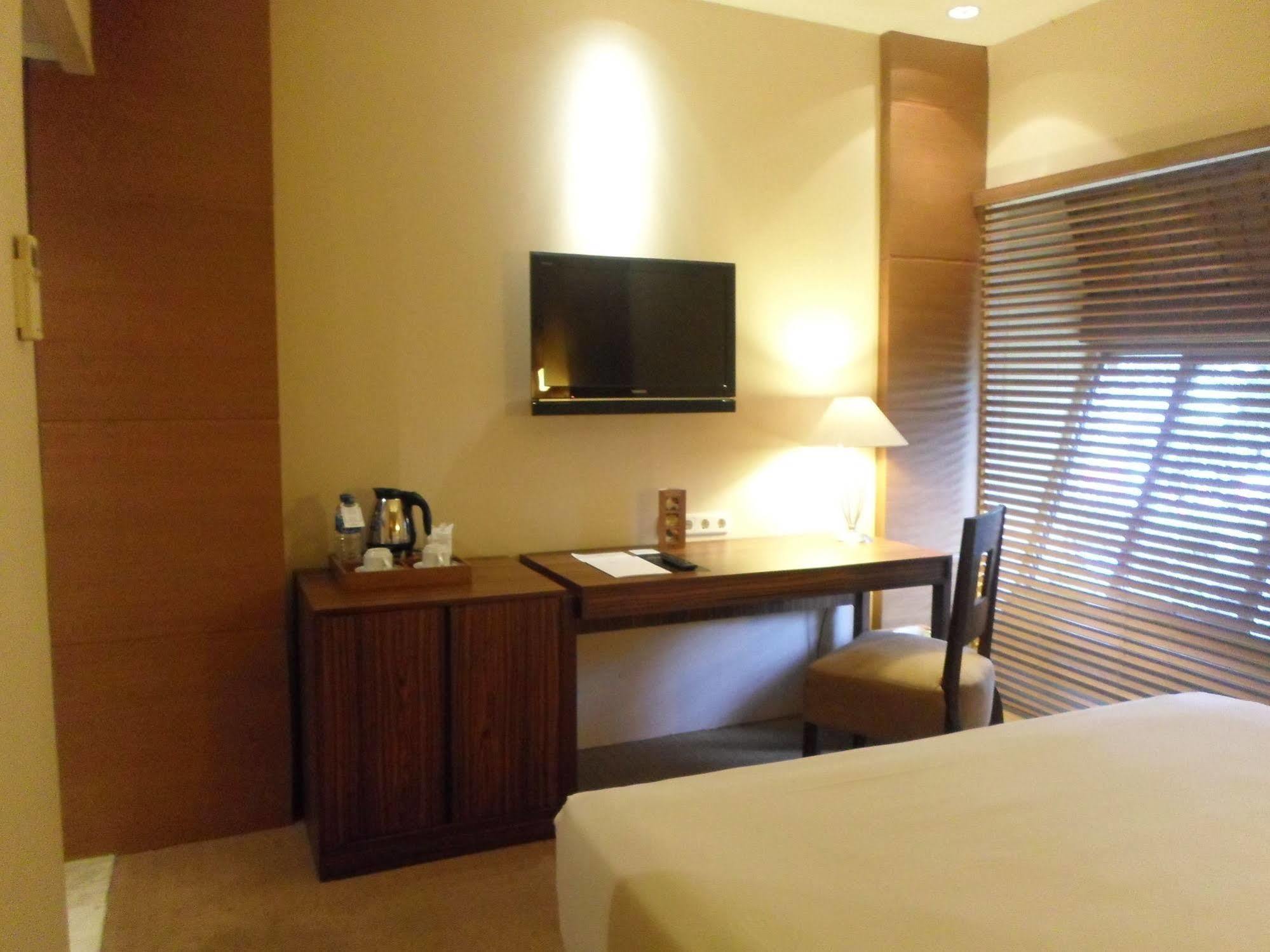 Hotel Mutiara Malioboro Джокьякарта Экстерьер фото