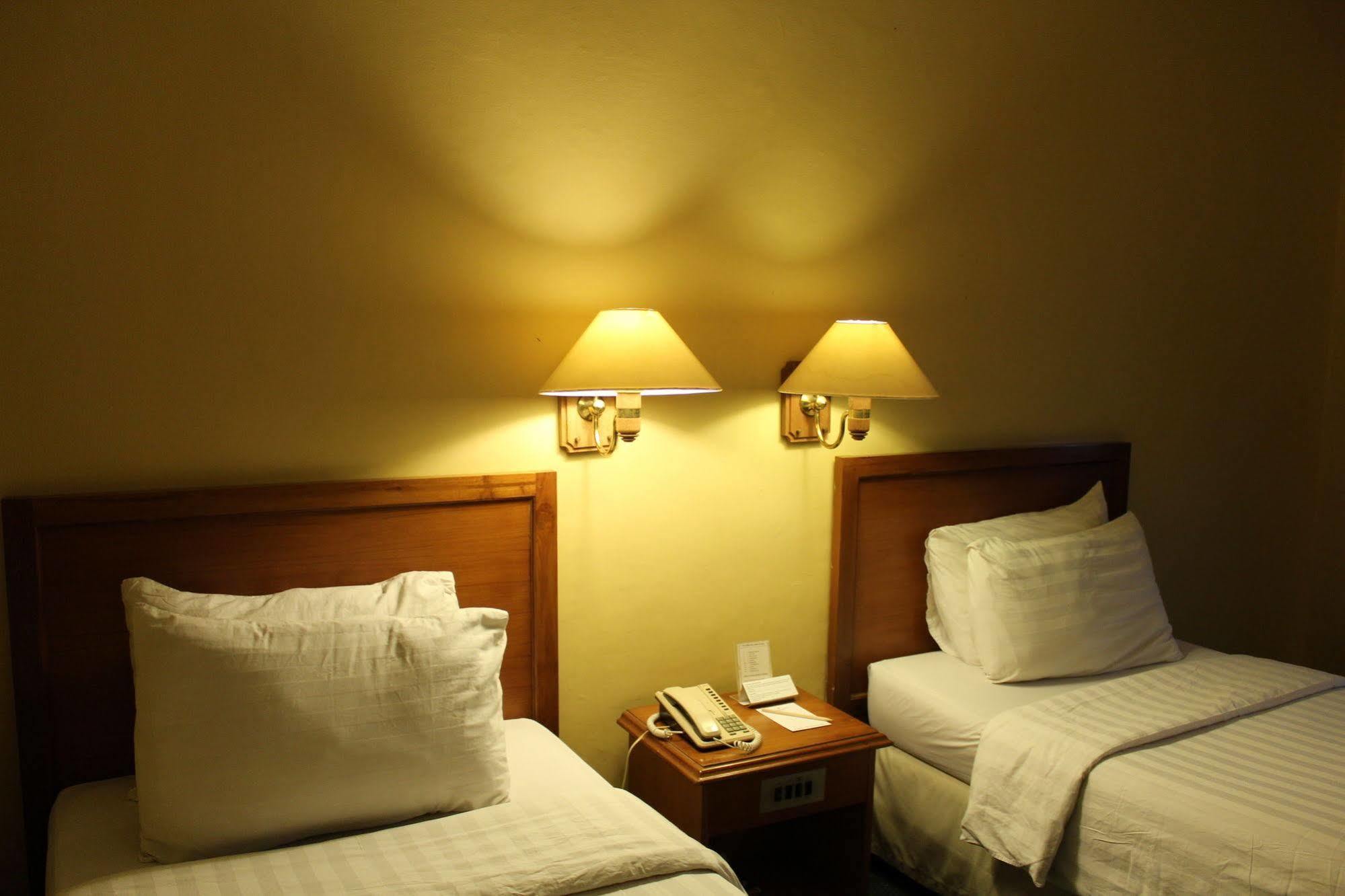 Hotel Mutiara Malioboro Джокьякарта Экстерьер фото