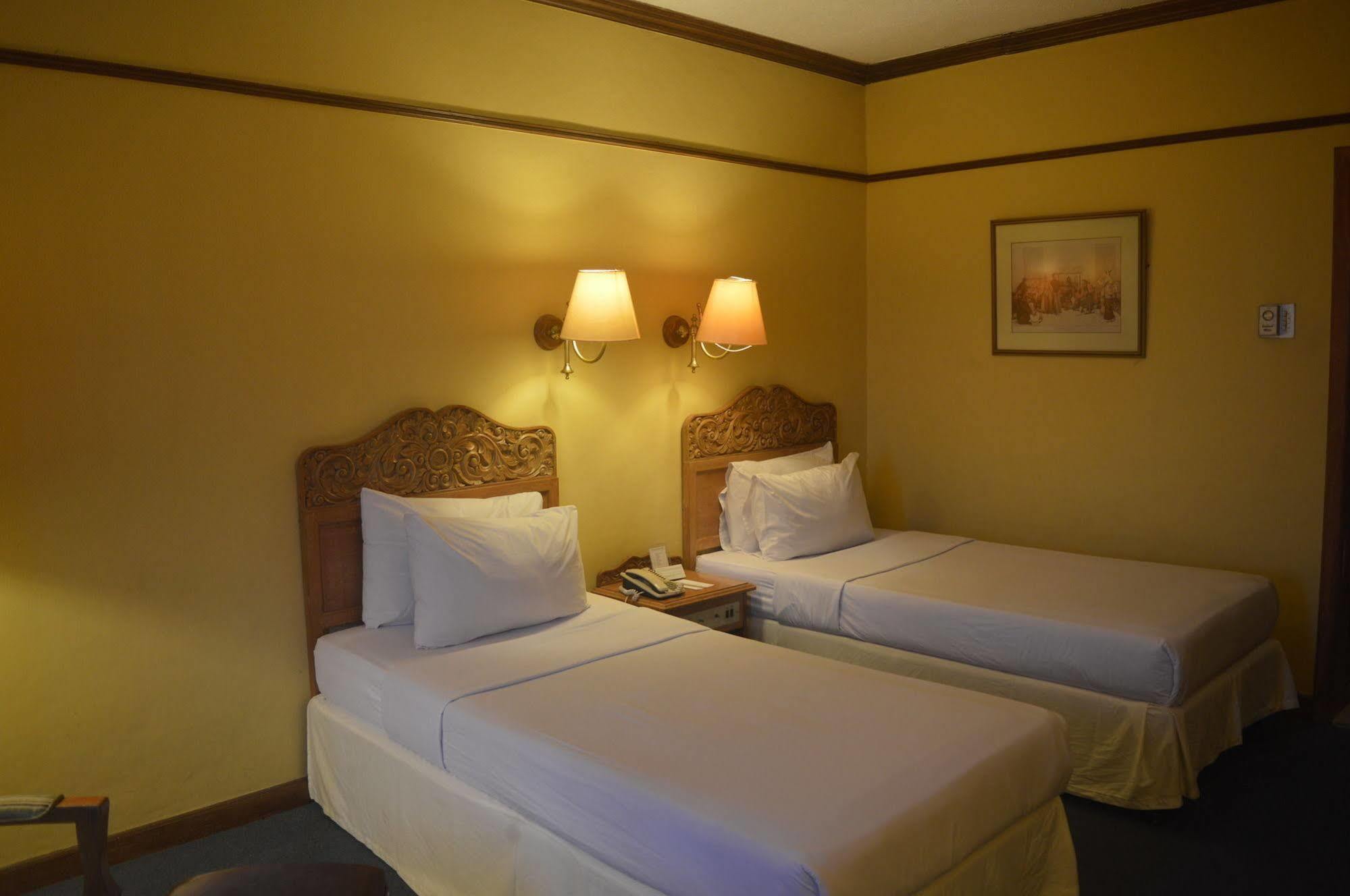 Hotel Mutiara Malioboro Джокьякарта Экстерьер фото