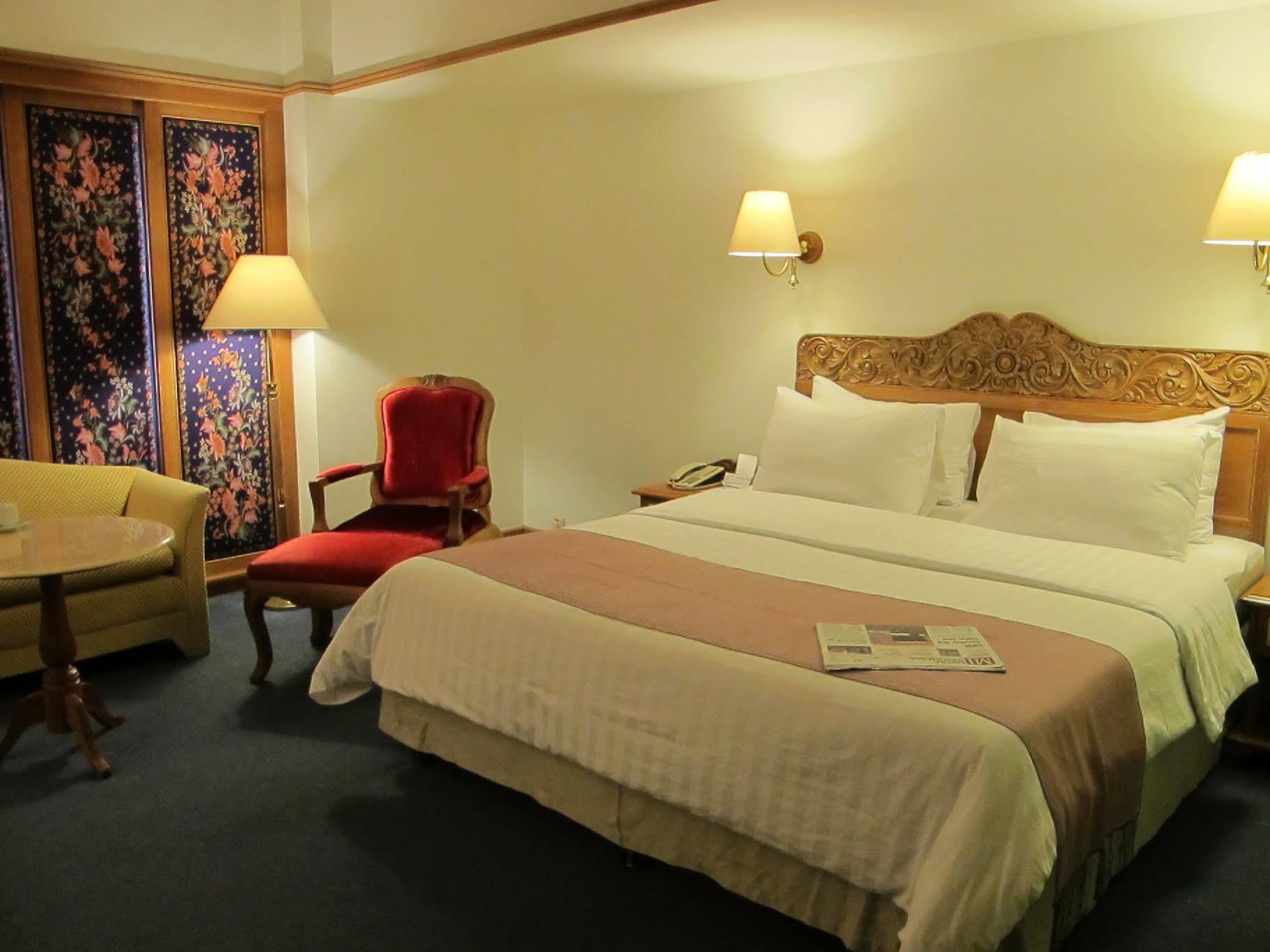 Hotel Mutiara Malioboro Джокьякарта Экстерьер фото