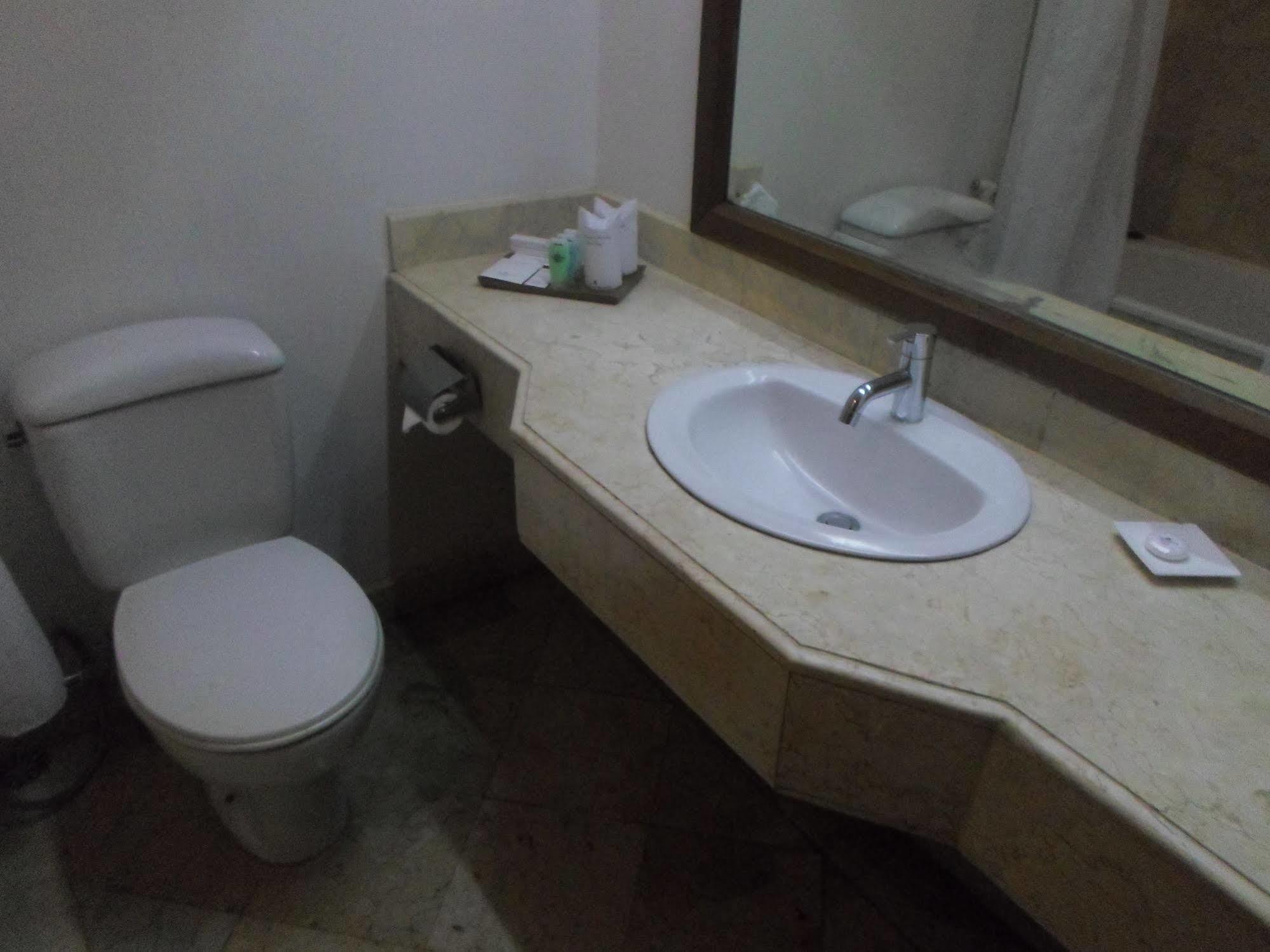 Hotel Mutiara Malioboro Джокьякарта Экстерьер фото