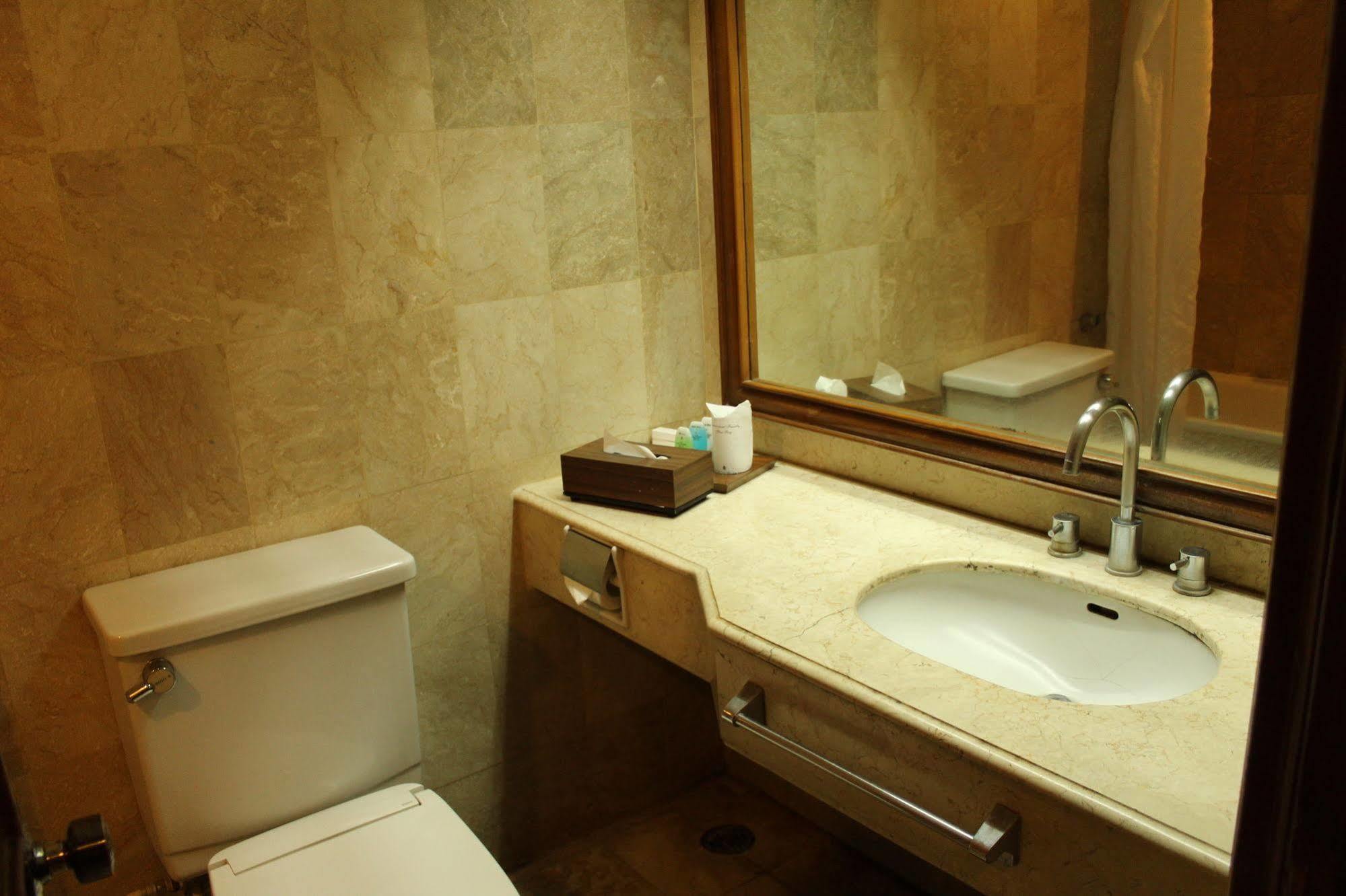 Hotel Mutiara Malioboro Джокьякарта Экстерьер фото