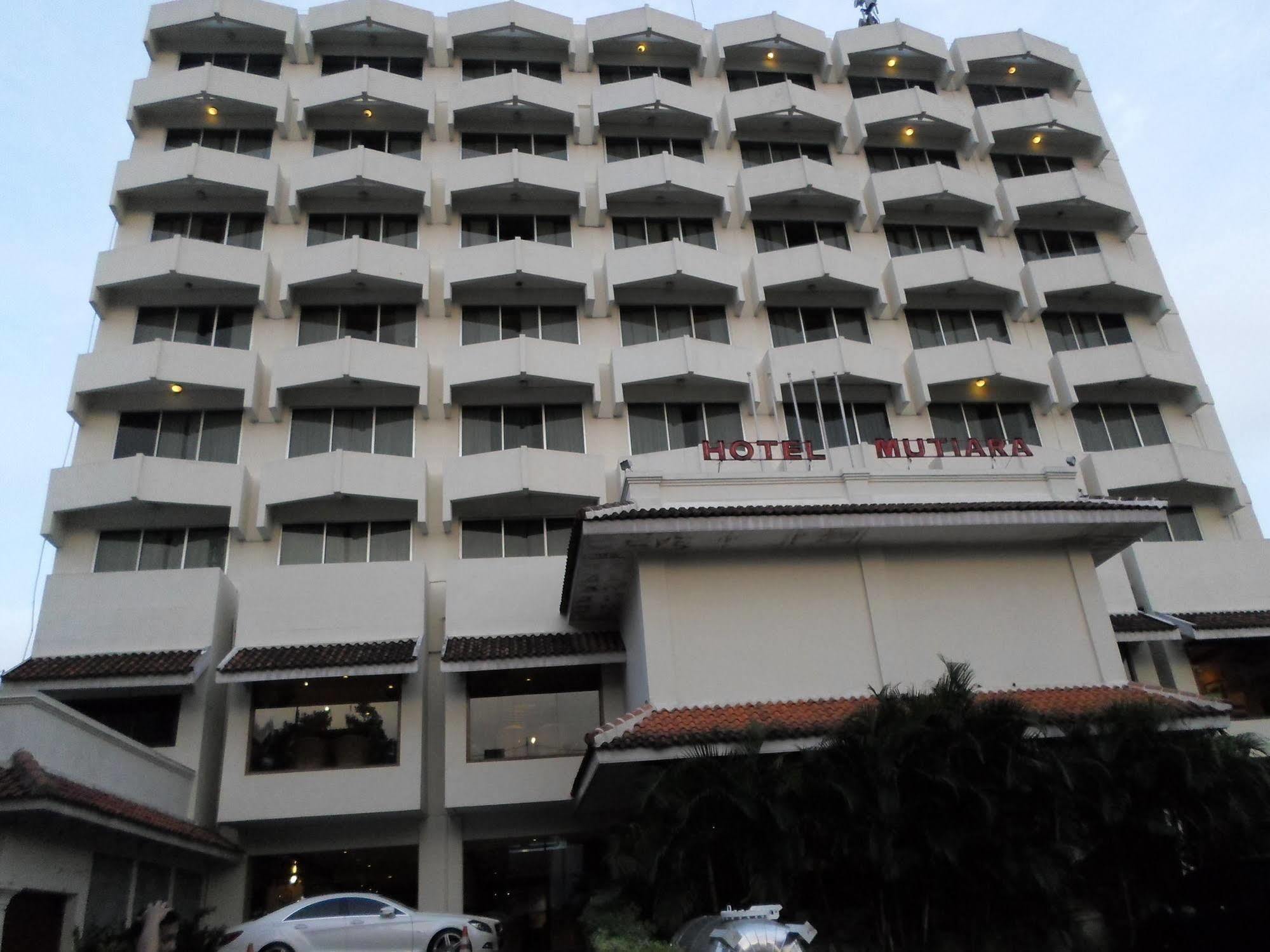 Hotel Mutiara Malioboro Джокьякарта Экстерьер фото