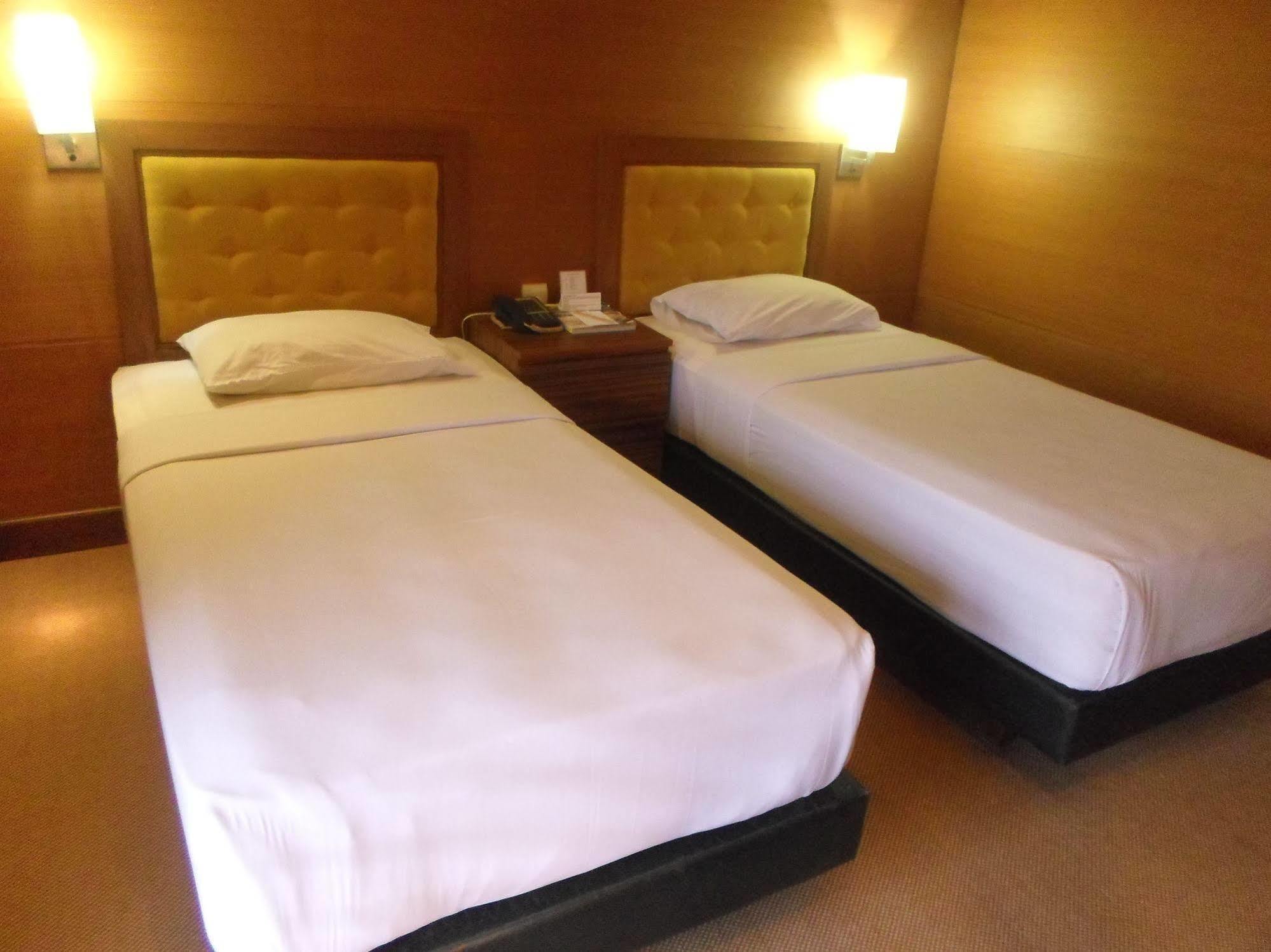 Hotel Mutiara Malioboro Джокьякарта Экстерьер фото