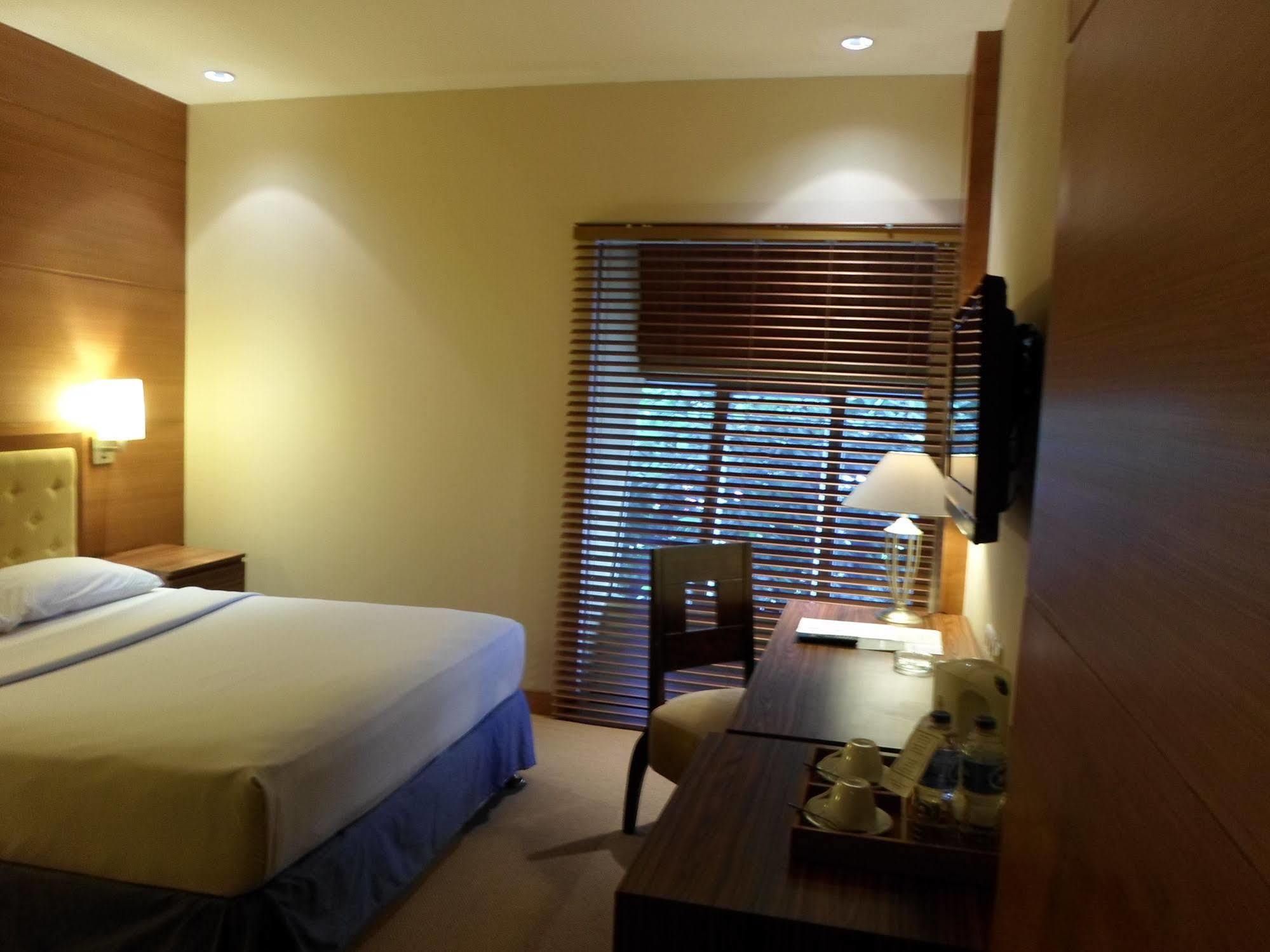 Hotel Mutiara Malioboro Джокьякарта Экстерьер фото