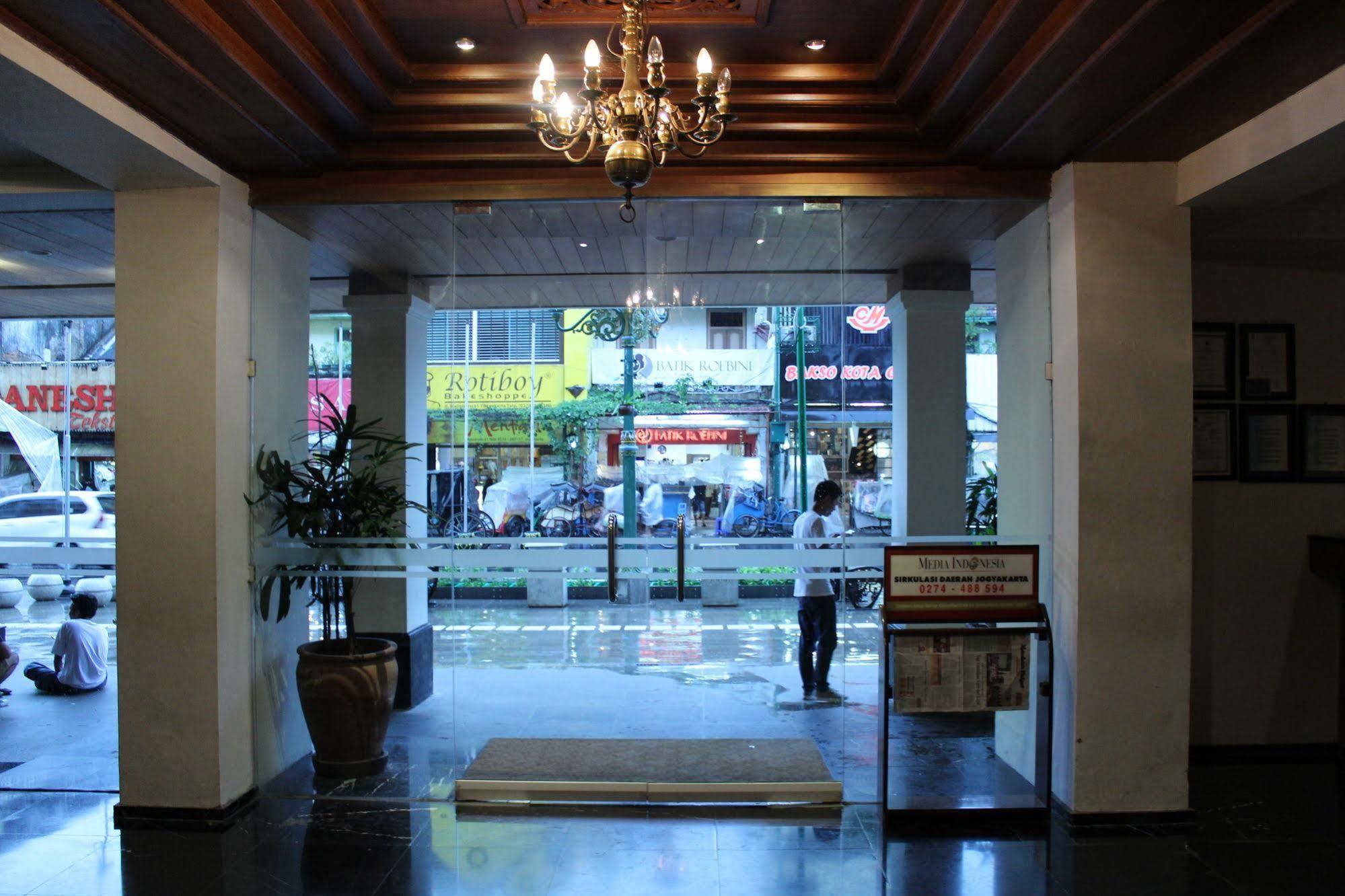 Hotel Mutiara Malioboro Джокьякарта Экстерьер фото