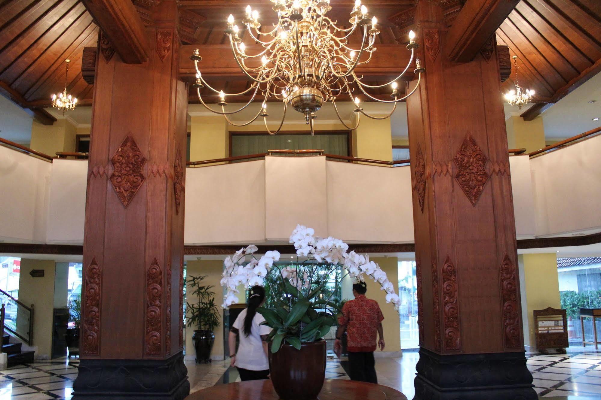 Hotel Mutiara Malioboro Джокьякарта Экстерьер фото