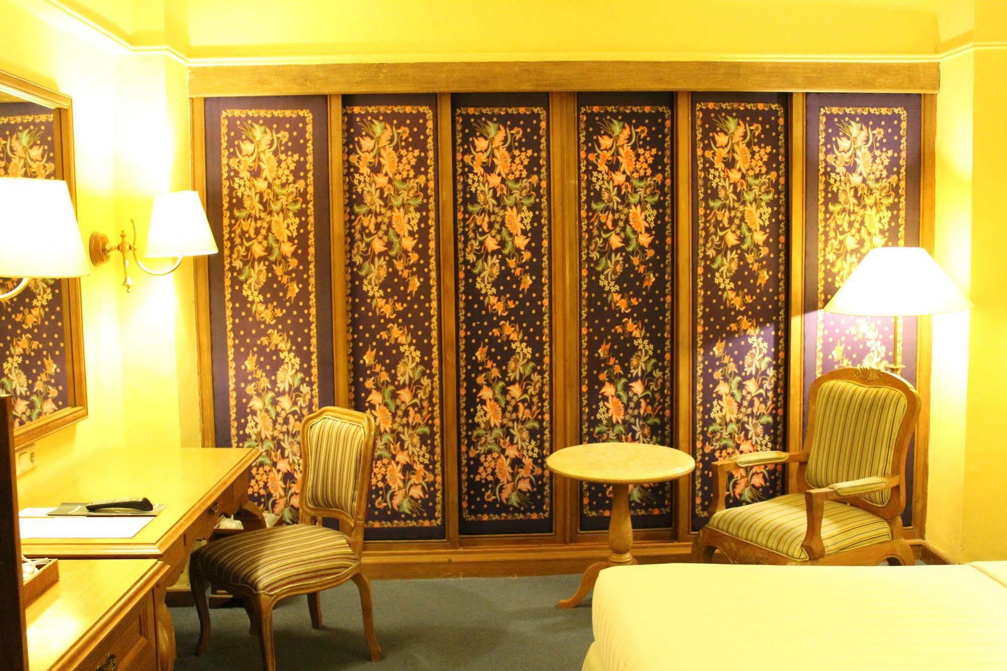 Hotel Mutiara Malioboro Джокьякарта Экстерьер фото