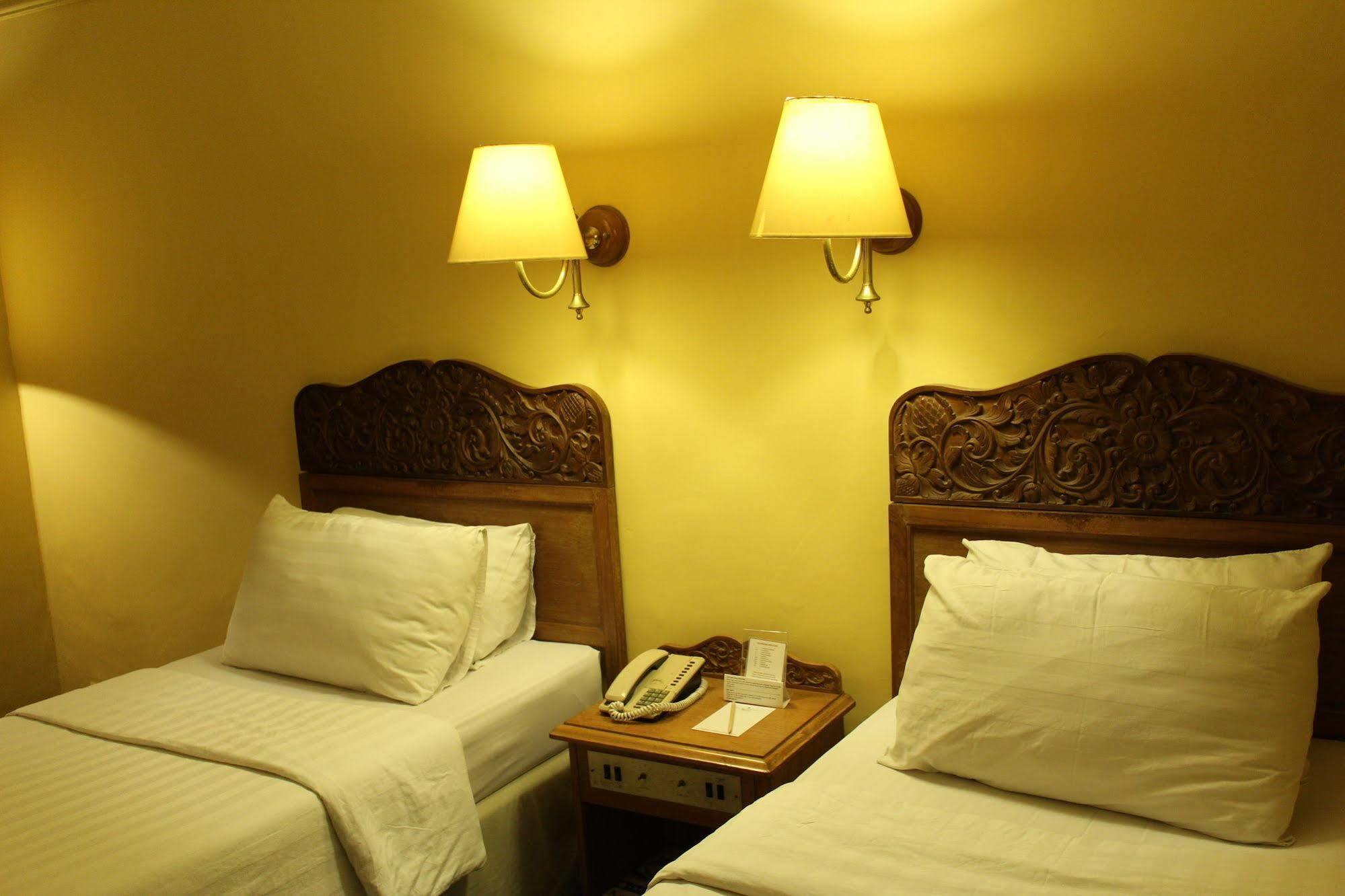 Hotel Mutiara Malioboro Джокьякарта Экстерьер фото