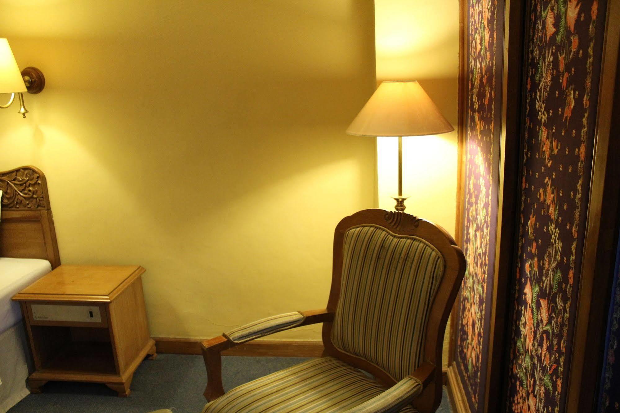 Hotel Mutiara Malioboro Джокьякарта Экстерьер фото