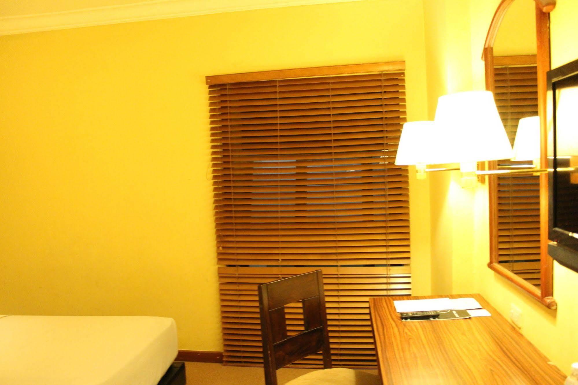 Hotel Mutiara Malioboro Джокьякарта Экстерьер фото