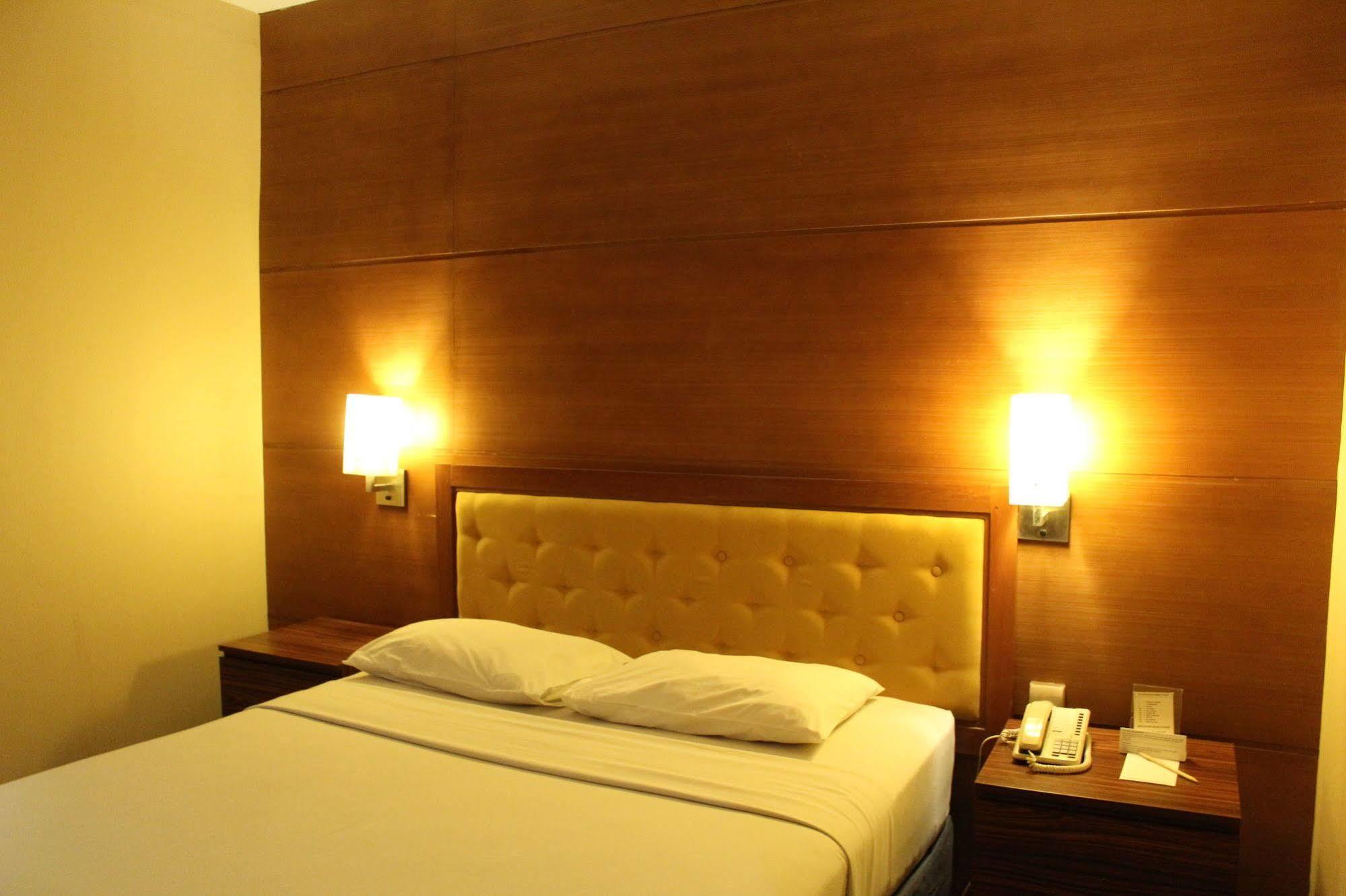 Hotel Mutiara Malioboro Джокьякарта Экстерьер фото