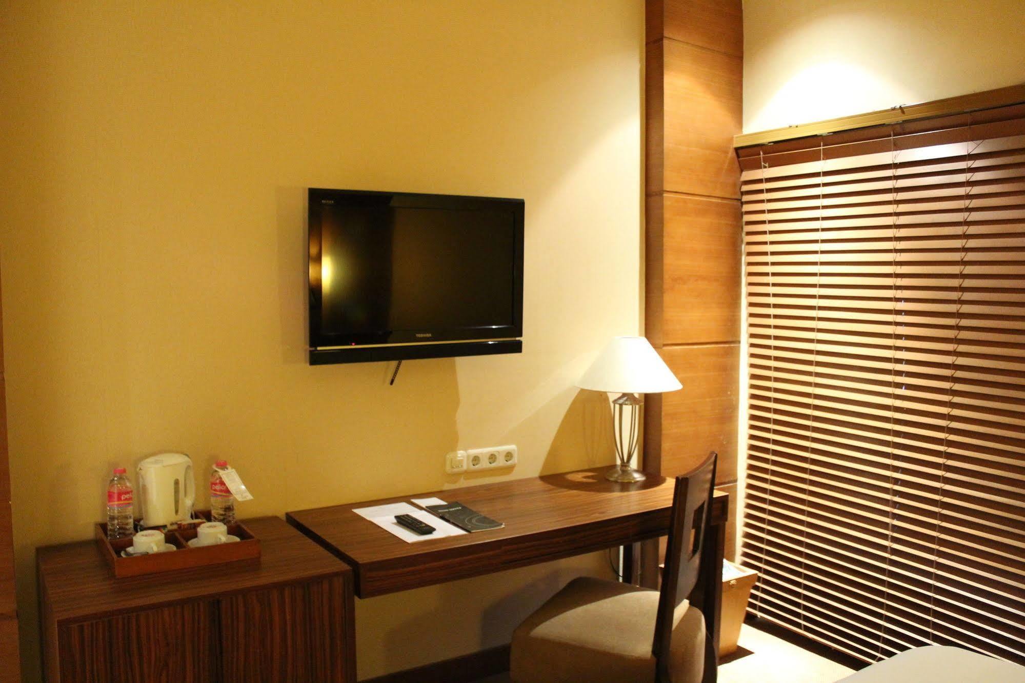 Hotel Mutiara Malioboro Джокьякарта Экстерьер фото