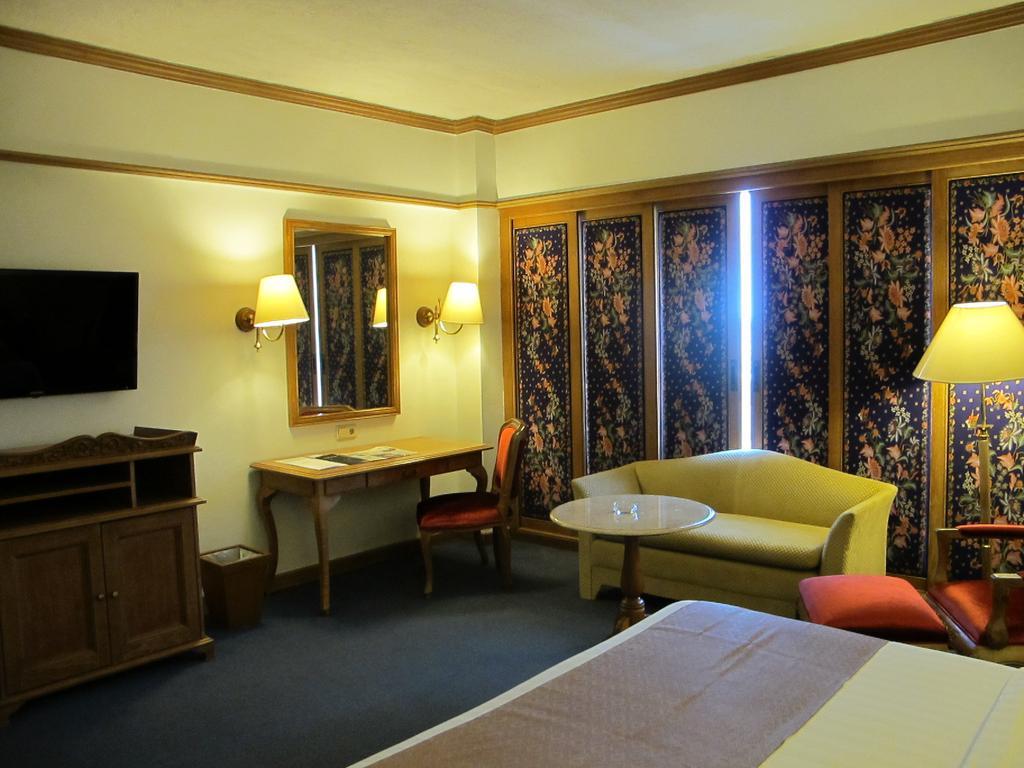 Hotel Mutiara Malioboro Джокьякарта Экстерьер фото